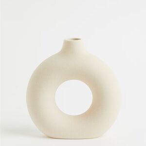 H&M Modern Ceramic Vase in Cream